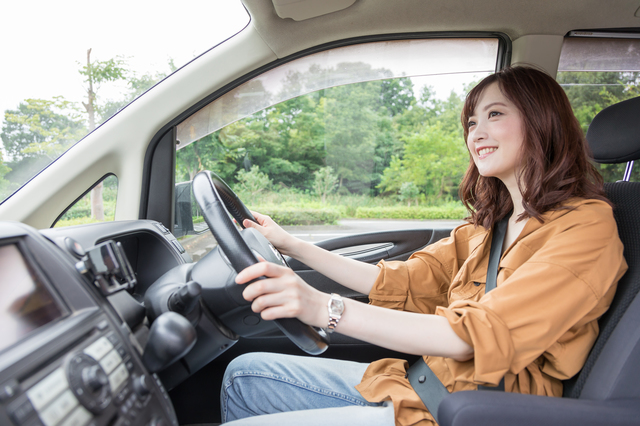 自動車を運転している女性