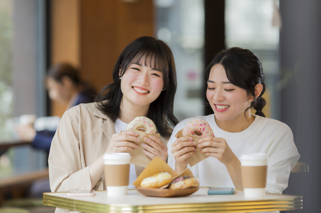 ドーナツを食べる女性たち